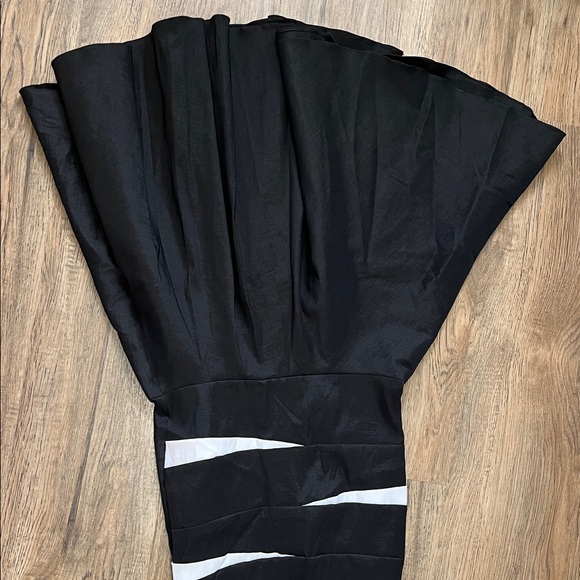 Betsy & Adam Ruffle One‎ Shoulder Scuba Trumpet Gown Black White Size 4 - Picture 8 of 10